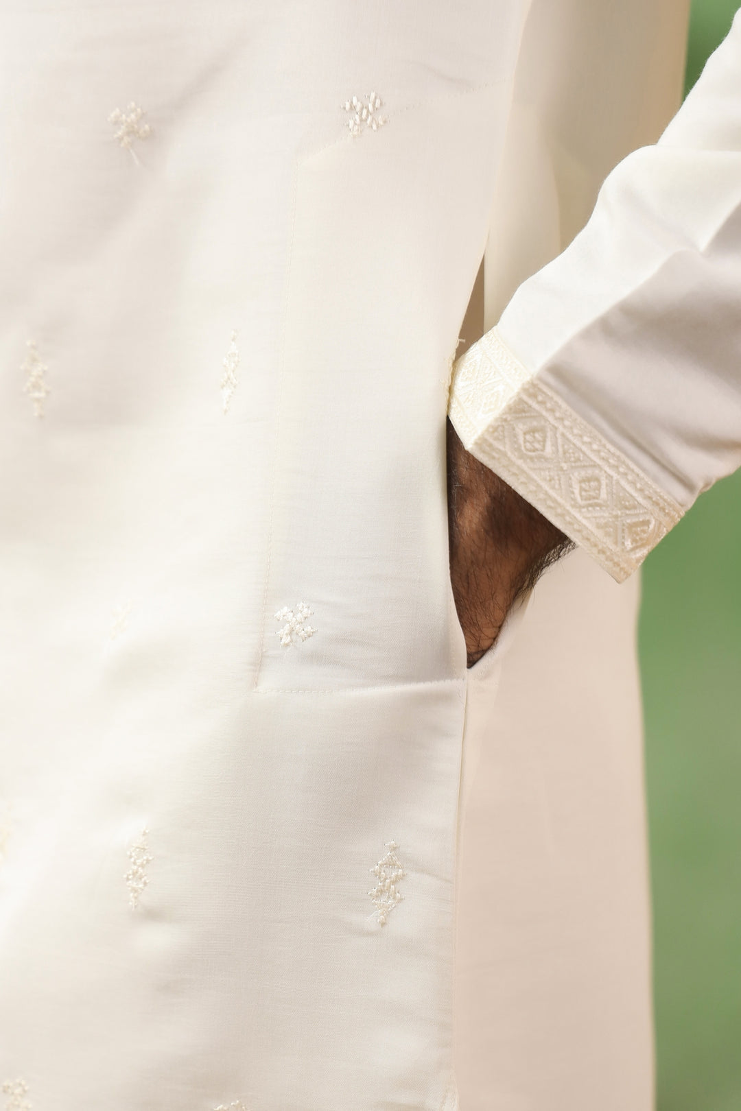 Ethnic Motifs Off White Kurta Set - KM43703-1
