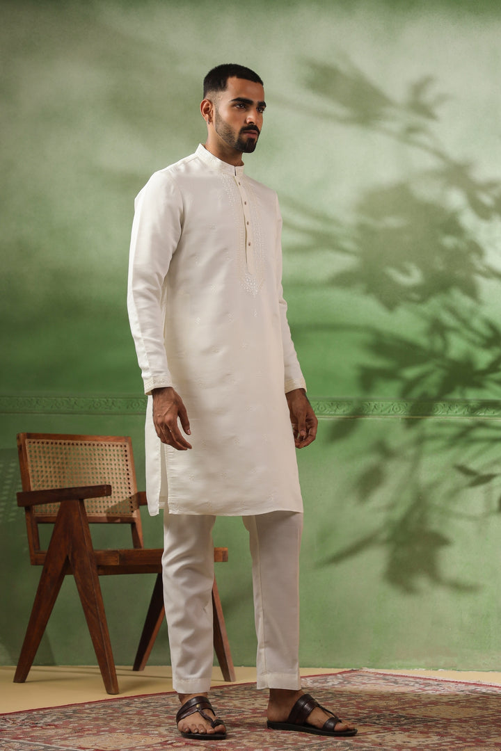 Ethnic Motifs Off White Kurta Set - KM43703-1